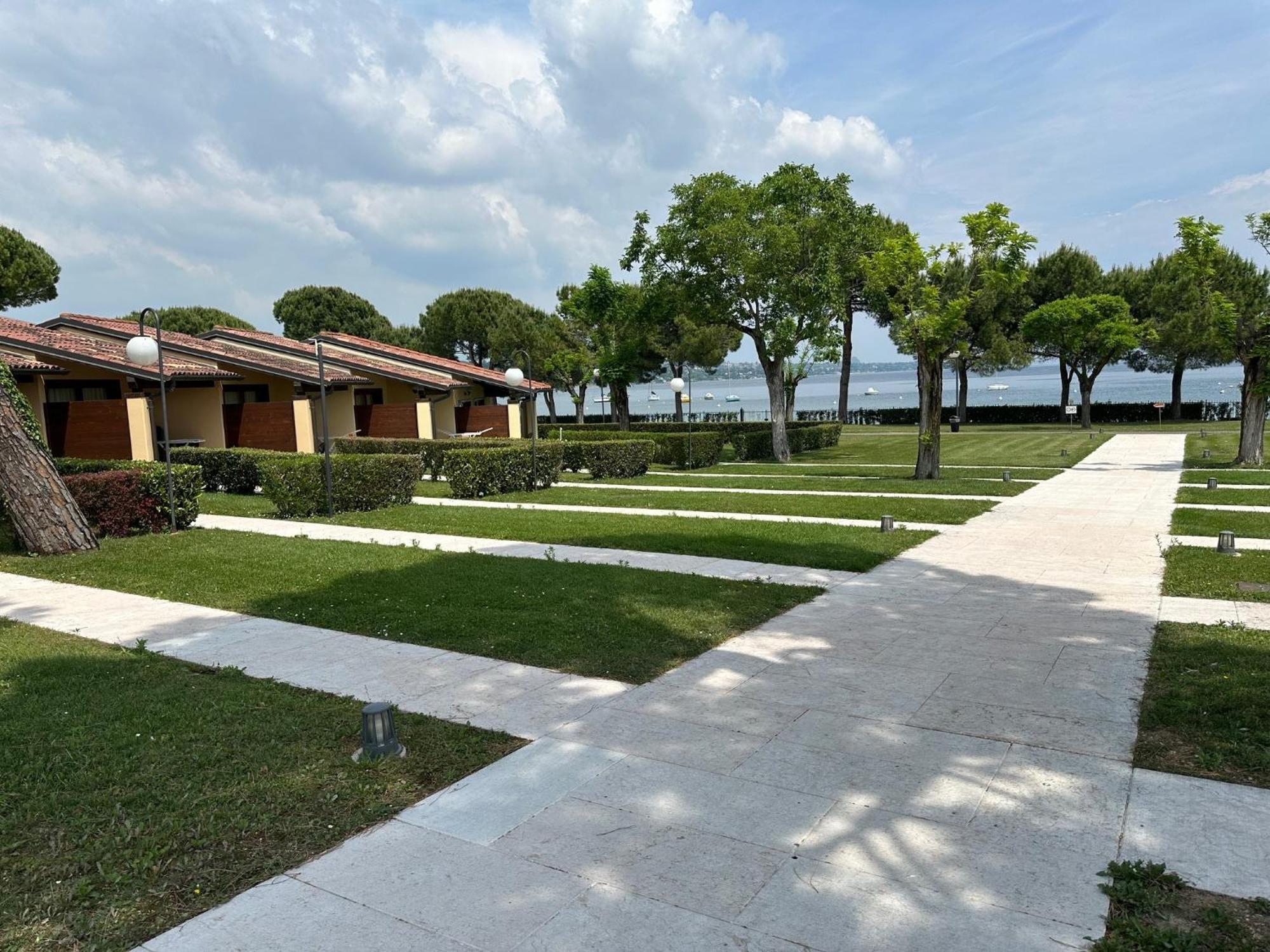 Le Corti Del Lago Паденге-суль-Гарда Экстерьер фото